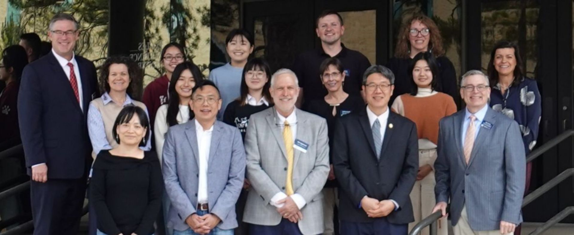 嘉義大學獸醫學院師生參訪團與猶他州立大學獸醫學院師長合影