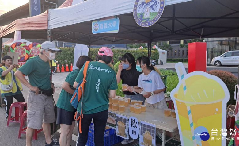 嘉義大學與嘉義在地知名飲料品牌合作，提供柚香果肉系列調飲，供跑者與民眾享用。（照片來源：台灣好新聞）