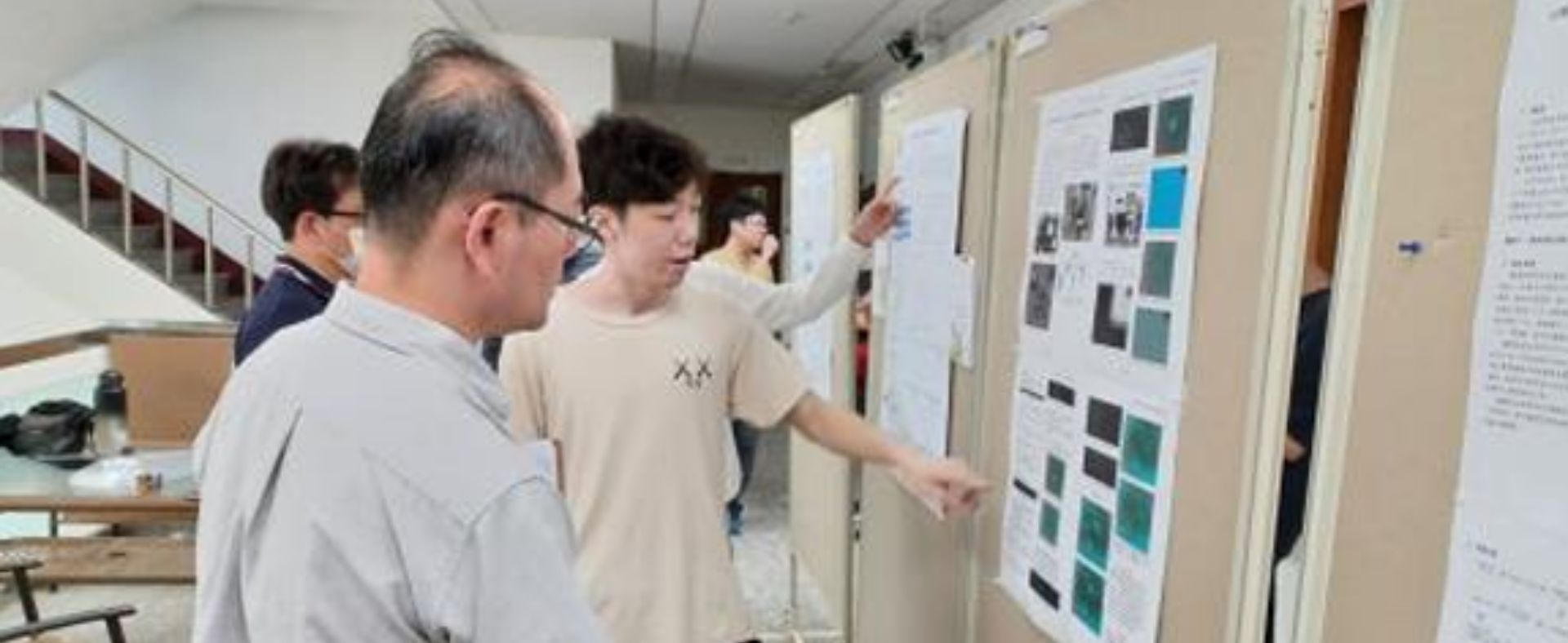 在電物二館舉辦「電子物理學系專題研究競賽」初賽（壁報論文展示）