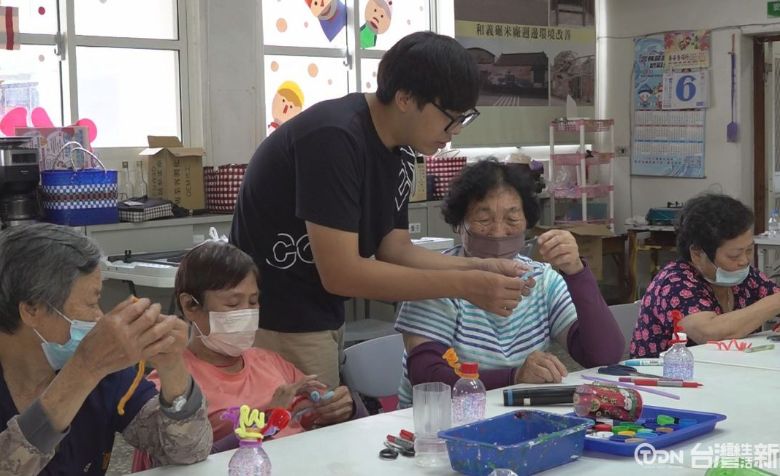 就讀嘉義大學體育與健康休閒學系的邱崇倫，希望透過帶領長者與孩子的工作經驗，學習未來擔任教師的班級帶領技能。