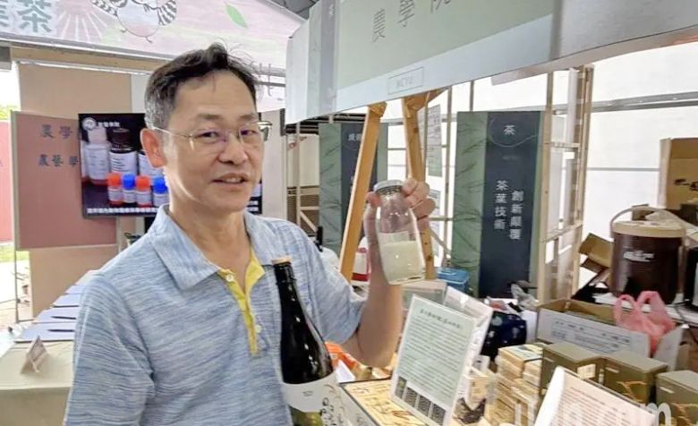 嘉義大學秋節連假在全國規模最大南投縣「2025世界茶業博覽會」大放異彩。農藝學系教授兼學務長黃文理領軍農學院與生命科學院，將多項「從產地到餐桌」最新研發成果搬上展場，吸引大批民眾參觀。(聯合新聞網)