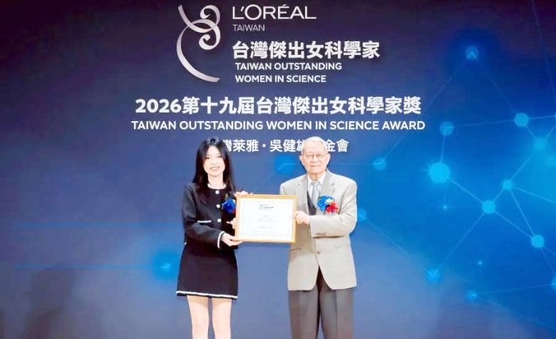 第19屆台灣傑出女科學家獎孟粹珠獎學金得主國立中山大學博士生陳叡怡（左）、右為吳健雄學術基金會董事長劉兆漢。(聯合)