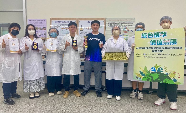 嘉大生化系及科管系學生團隊榮獲2025年日本東京創新天才國際發明展金獎與大會特別獎