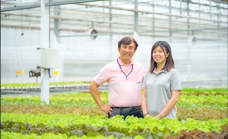 三欣園藝創辦人曾明進與第二代曾穎榆。（聯合新聞網）