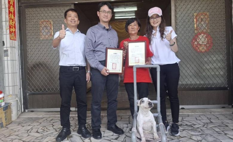 嘉縣遭棄車禍身攤牛頭㹴「小美」獲重生，縣府頒發感謝狀致謝阿娥姐及嘉大團隊。（中時電子報）