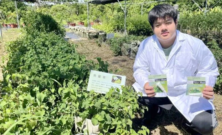 嘉義市天主教私立輔仁中學高三學生陳緯宸代表台灣，日前參加美國AII達文西國際發明展，憑藉創新作品「魚腥草外泌體水凝膠敷料」榮獲金牌獎，更獲得美國南猶他州立大學1學分課程認證。(聯合新聞網)