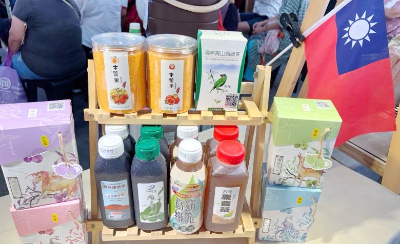 嘉義大學食品科學系打樣中心展示以台灣農產開發的茶葉、木鱉果粉及多款康普茶產品，相關成果已於嘉大合作社上架。(新頭殼)