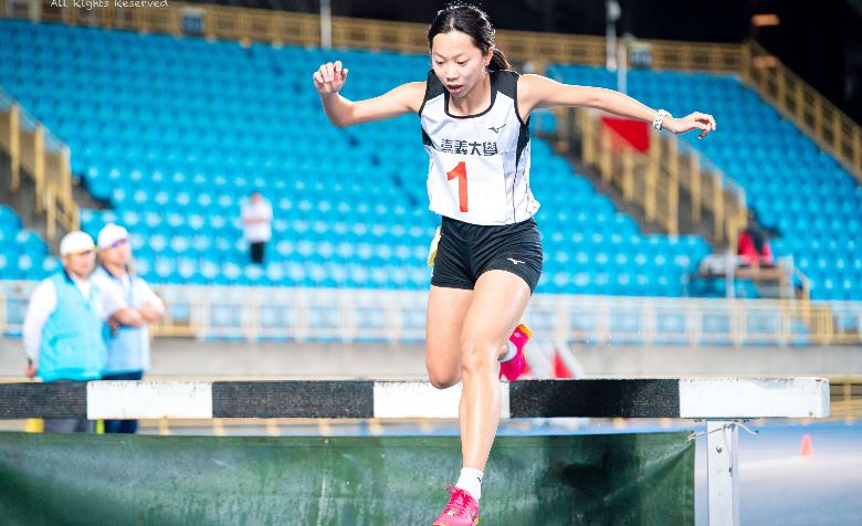 嘉大體健系大四鄔心語同學榮獲115年臺北市春季全國田徑公開賽公開女子3000公尺障礙冠軍
