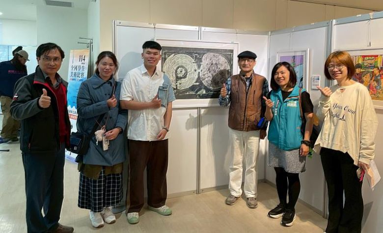 嘉義大學莊鈞翔同學版畫作品「祈望迴圈」(中央社)