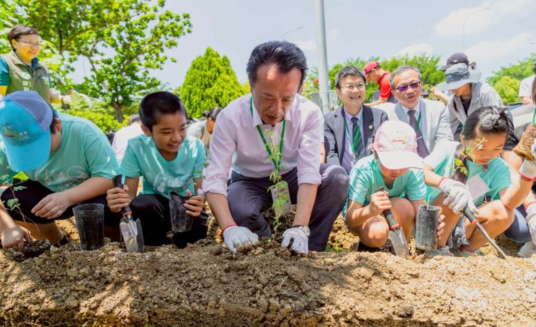 嘉義縣政府與嘉大等11個單位共同推動阿里山油菊復育推廣活動( 嘉義縣政府)