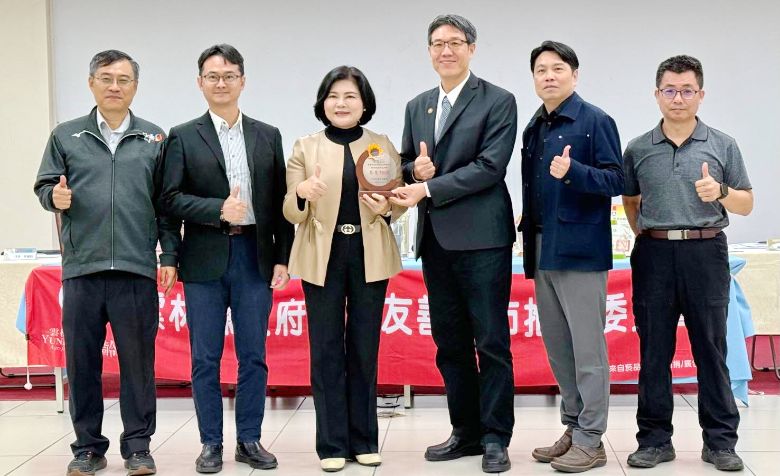 張麗善縣長頒發協助非洲豬瘟有功團體獎座(墨新聞)