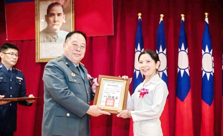 吳雪紅(右)榮獲2024年度績優護理人員,由國防部副部長徐衍璞頒獎。(聯合新聞網)