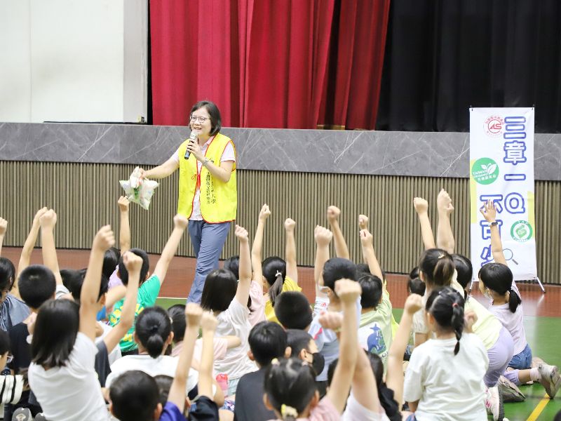 圖：興嘉國小學童熱烈參與機智問答。（照片由秘書室公關組拍攝）