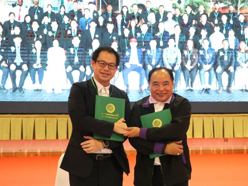 嘉大楊正誠國際長與泰國湄州大學校長Dr. Weerapon Thongma於農業大學聯盟協議簽署儀式合影。(照片由湄州大學提供)