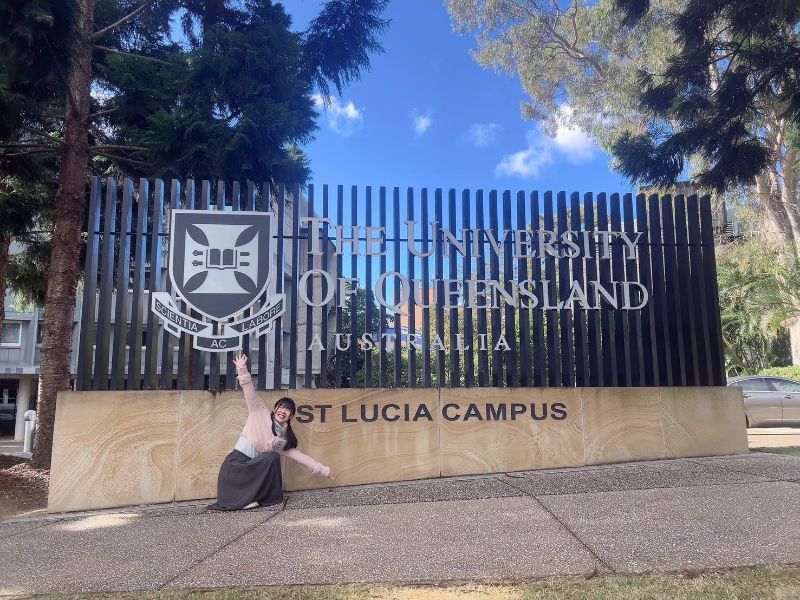 圖1：嘉義大學生化科技學系賴妤瑄同學獲教育部「新南向學海築夢計畫」獎學金，前往澳洲昆士蘭大學生物醫學院進行為期一年的海外實習。（照片由生化科技學系賴妤瑄校友提供）