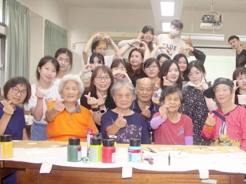 嘉大「第三人生大學學分學程」的生活美藝課程以茶文化與生活美學為主題。(嘉大提供)