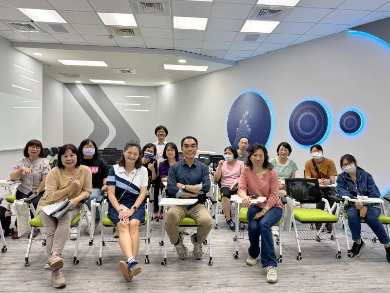 英語課程專題講座圓滿完成並合影留念。