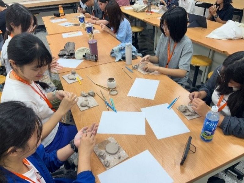 圖：「台灣南海溪蟹棲地探索與生態藝術加值實踐」通識微學分課程，學生從泥塑、釉燒到成品，親手製作以台灣南海溪蟹為題的交趾陶作品。（照片由景觀學系王柏青副教授提供）