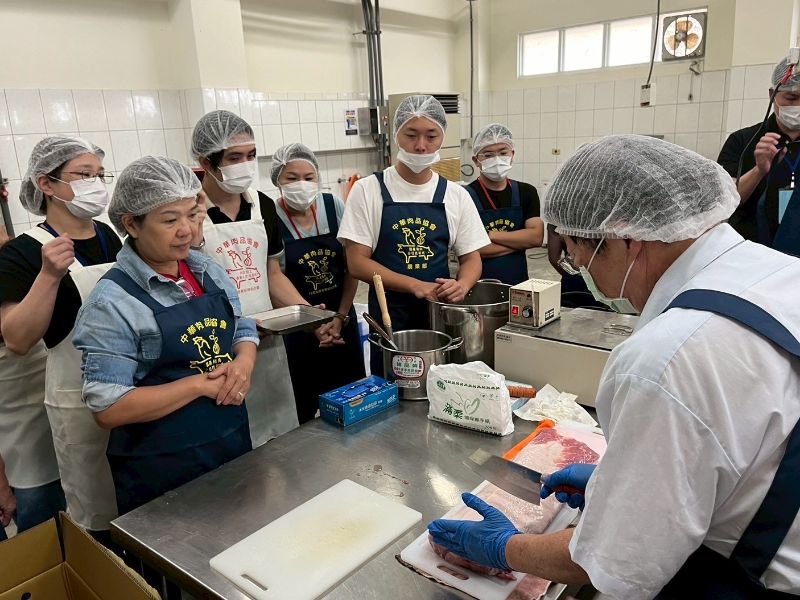 東海大學吳勇初教授現場講解原料肉的處理方式。(照片由陳祥良老師提供)