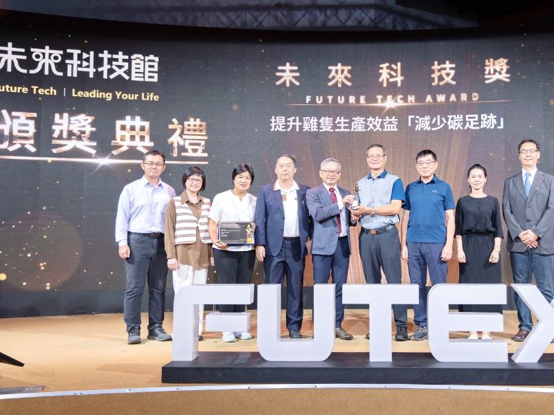 Prof. Chen Kuo-Long (4th from right), Prof. Gu Guo-Long (3rd from right), Prof. Bor-Chun Weng (1st from right), Prof. Chishih Chu (4th from left), Associate Prof. Chia-Li Wei (2nd from left), and other team members received the 2025 Future Tech Award.