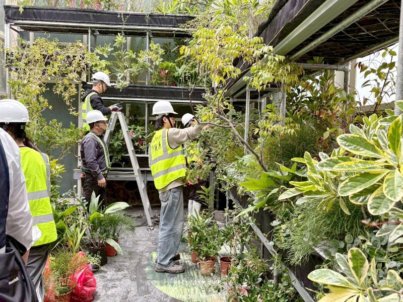 圖：嘉大景觀系學生協助進行會場布置。（照片由景觀學系提供）