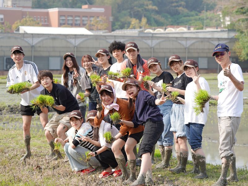 圖1永續農業課程帶領春季課程學員前往實習稻田實際進行插秧體驗。 - 複製_0.jpeg