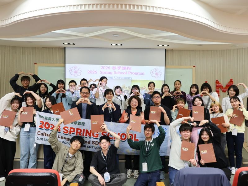 本校師生與春季課程參與學員於結業式中合影。