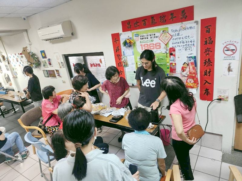 圖：嘉大咖啡研習社於番社里巷弄站進行「咖啡的風味」體驗活動。（照片由研發處提供）