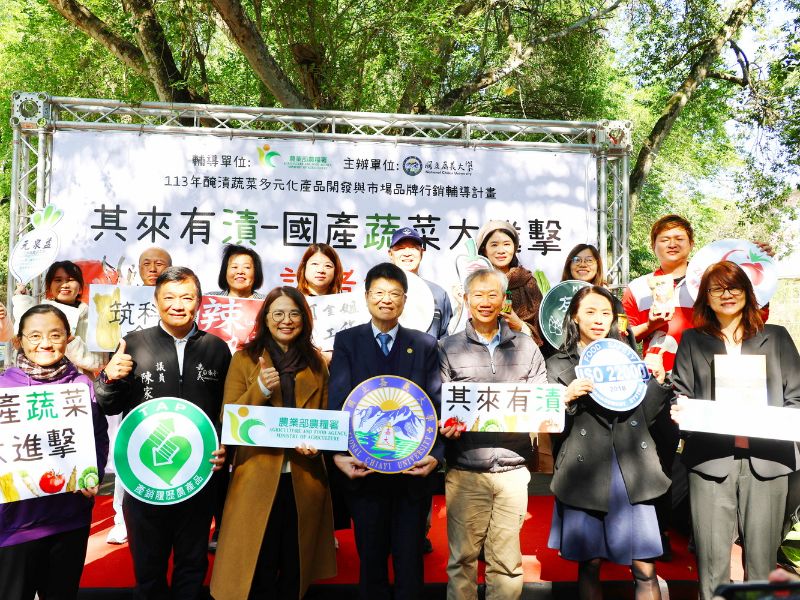 A group photo with honored guests.