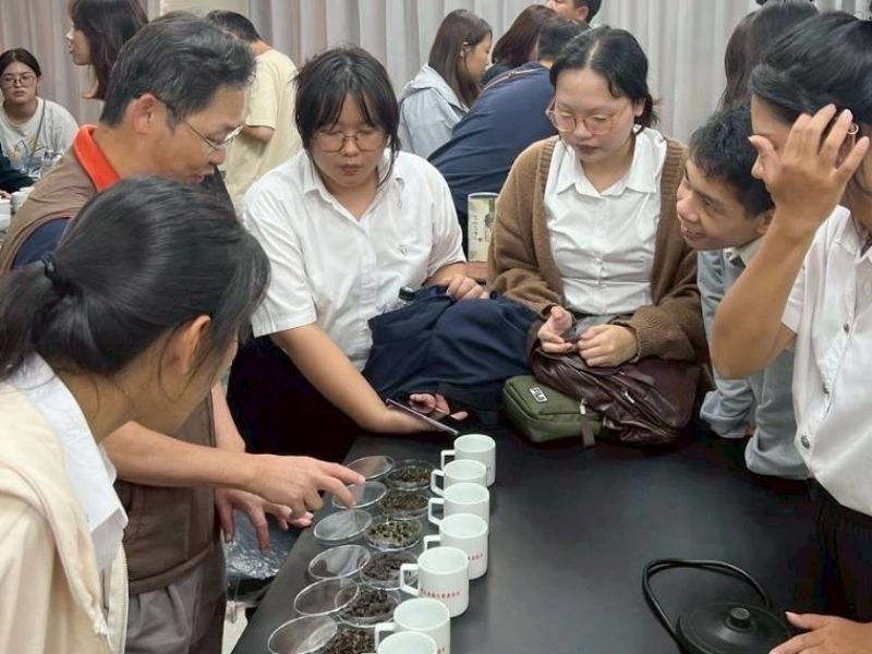 五位清邁大學交換生體驗嘉大校園生活，參加農藝系黃文理老師的茶葉課程，學習製茶與品茶。(照片由國際處陳組長提供)