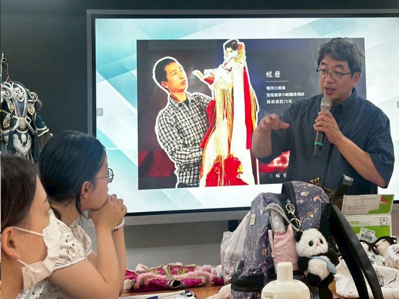 玩偶服裝打版設計工作坊邀請三昧堂創意木偶團隊分享。(照片由胡主任提供)