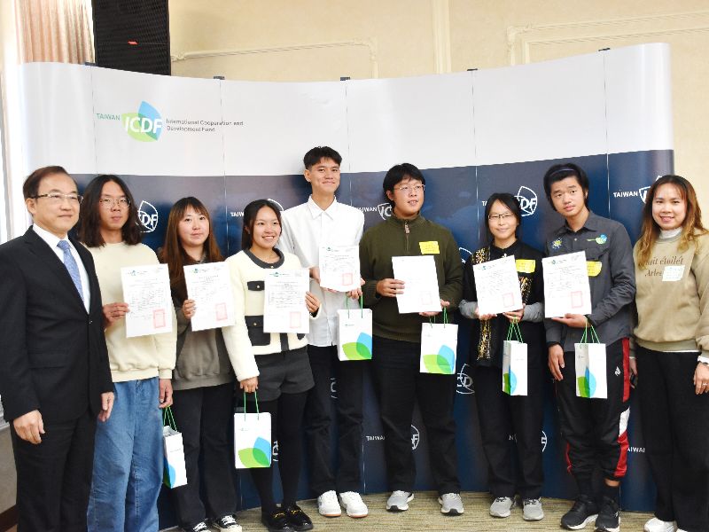  Deputy Secretary-General Stephen J. H. Lee with the seven NCYU overseas interns.