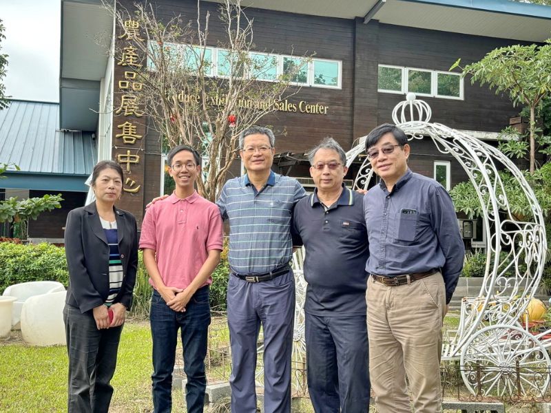 圖：嘉大研究團隊-動科系陳國隆教授（中）、李越勝博士（左二）、應化系古國隆教授（右一）、微藥系朱紀實教授（右二）及謝佳雯副教授（左一）合影。（照片由研究團隊提供）