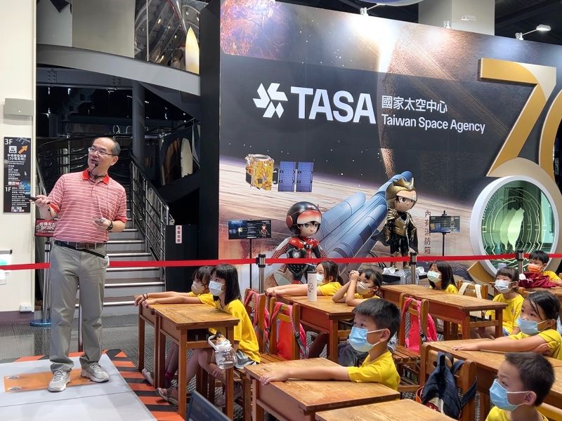 圖1:嘉大蘇炯武教授以雙語解說嘉義的地理位置及北回歸線的天文關係。(照片由蘇炯武教授提供)