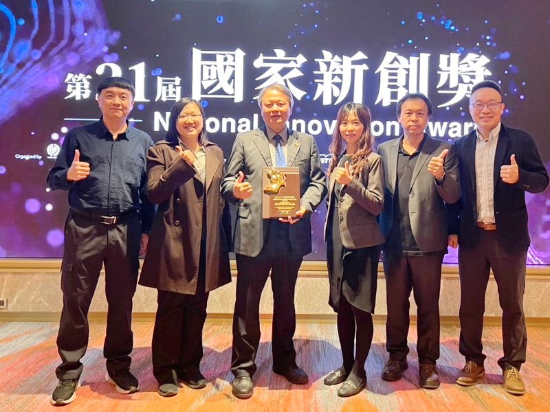 嘉義大學「中草藥綠色萃取技術」團隊,以突破性綠色溶劑應用研究榮獲第21屆國家新創獎,上午團隊出席台北漢來大飯店頒獎典禮領獎。圖/嘉大提供