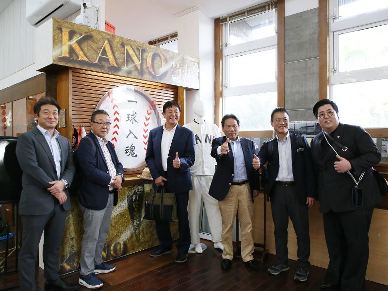 日本旅行代表團參觀嘉義大學校內珍藏的 KANO 棒球文物。（圖片來源：嘉義市觀新處提供)
