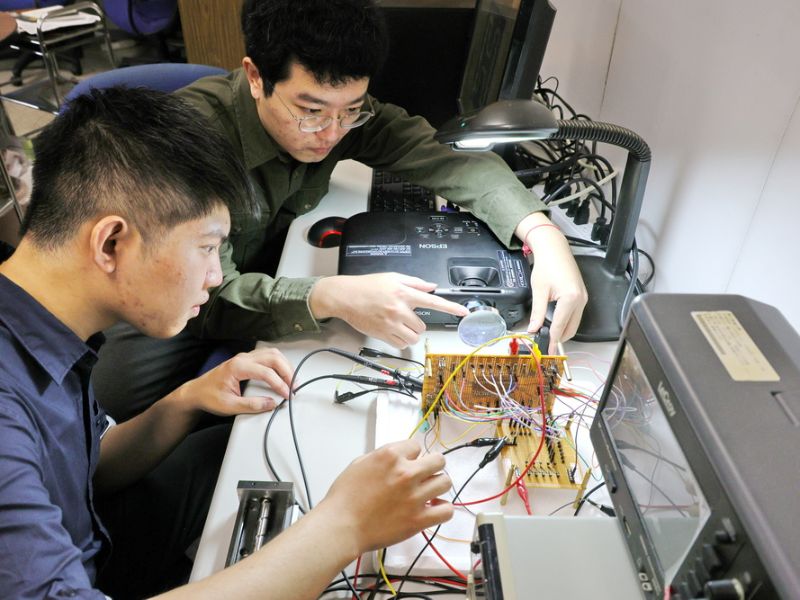 嘉大電機系研發視網膜仿生感測器 結合抗強光電路登頂級國際期刊