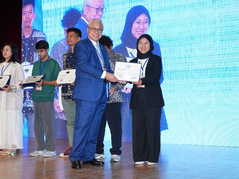 圖：嘉義大學食品科學系博士班外籍生 Fatma Laili Khoirunnida榮獲博士班「中華扶輪獎學金」與頒獎人合影。（照片由財團法人中華扶輪教育基金會提供）