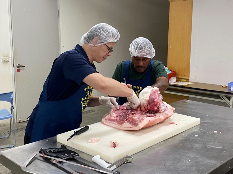 Assistant Professor Shiang Liang Chen demonstrated meat cutting techniques during the slaughtering and cutting training session jointly organized by NCYU and TaiwanICDF.