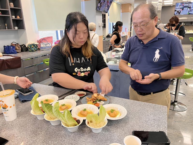 為了翻轉國人對吳郭魚的印象,台灣鯛協會理事長郭建賢(右1)透過各種活動如美食教室,推廣臺灣鯛美味。(圖片提供╱郭建賢)