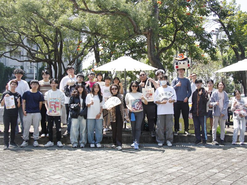 圖：黃月純副校長、民雄校區聯合辦公室沈盈宅主任與「聯合特色週」工作人員合影。（照片由聯合特色週林子傑同學提供）