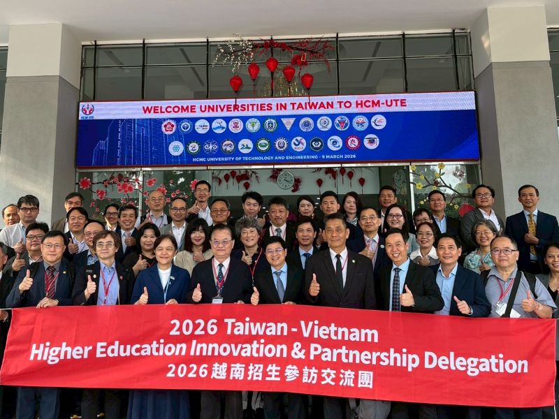 越南招生參訪交流團成員與胡志明市科技與工程大學校長和代表合影。