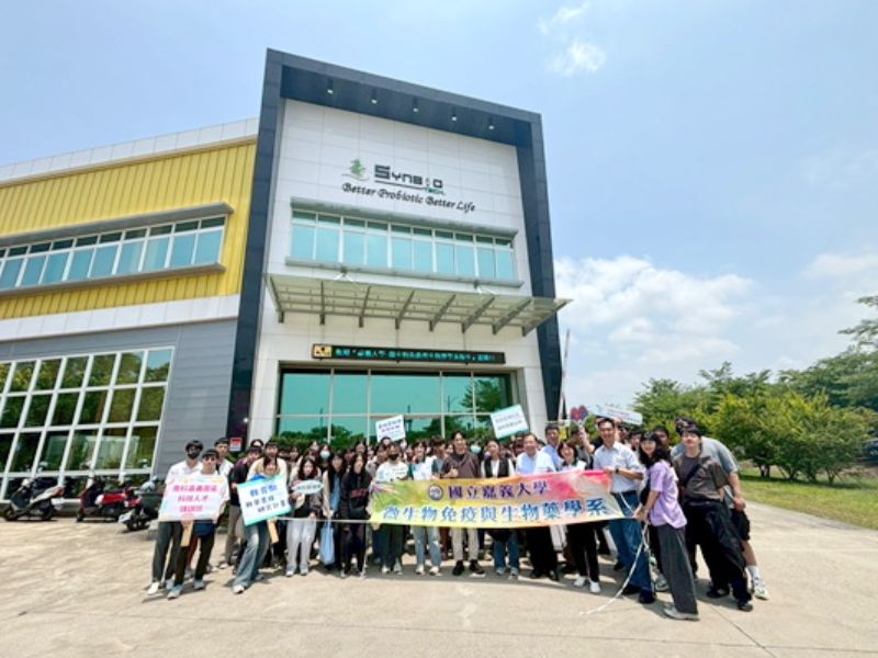 圖：生合生物科技股份有限公司楊川賢總經理(右六)親自接待微藥系參訪師生。（照片由微藥系提供）
