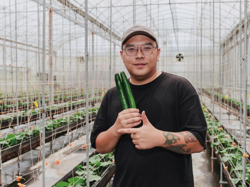 南投青農許榮恩利用山區高地氣候優勢，於夏季種植溫帶作物牛番茄與胡瓜，穩定生產創造高收益。