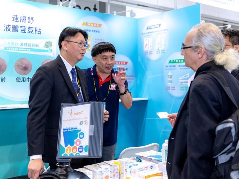 翰強生技與嘉義大學攜手開發「速膚舒」液體荳荳貼。翰強生物科技/提供