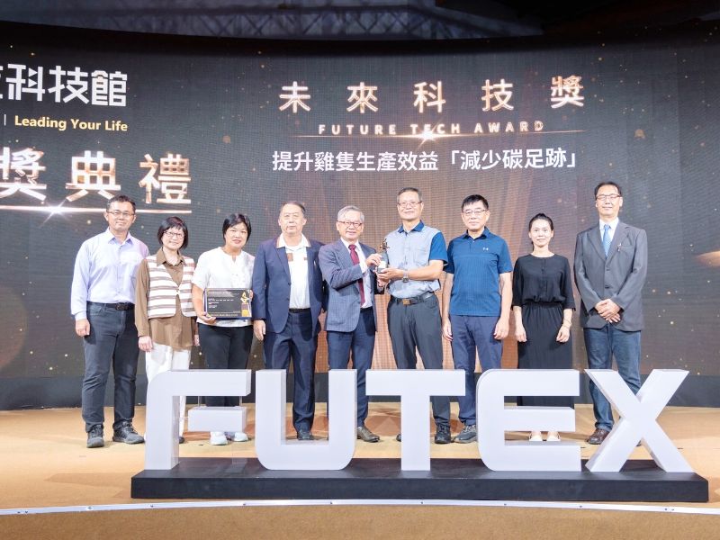 圖:嘉義大學陳國隆教授(右四)、古國隆教授(右三)、翁博群教授(右一)、朱紀實教授(左四)、魏佳俐副教授(左二)等研究團隊榮獲2025「未來科技獎」,由國科會主委吳誠文(中)親自頒獎。(照片由謝佳雯副教授提供)