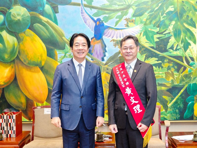 Prof. Wen-Lii Huang is honored as one of the 50th National Top Ten Outstanding Agricultural Experts.