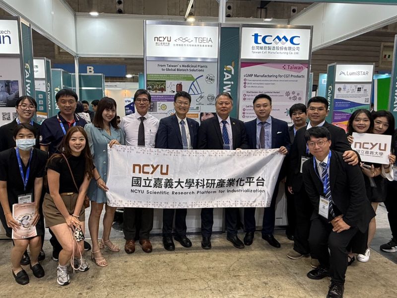 嘉大由林翰謙校長帶隊參加日本2025 BioJapan，展出多項創新研究成果與技術應用，充分展現學術研發能量。(照片由劉亮妤專員提供)