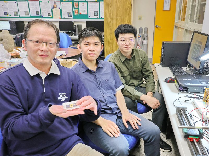 圖：嘉大電機系江政達教授與大學部學生林東逸及張俊淇成功研發視網膜仿生學視覺偵測器。（照片由秘書室公關組拍攝）