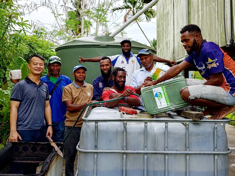 Liu Hung-Tse, an alumnus of the Department of Agronomy at NCYU, taught farmers in Papua New Guinea how to make molasses fertilizer from agricultural waste.